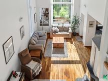 Upea iso olohuone, josta löytyy huonekorkeutta