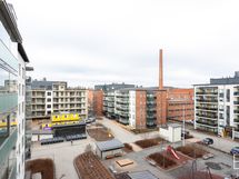 Ikkuna ja näkymät yhtiön sisäpihan suuntaan 
