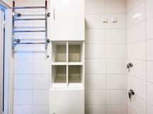 Kylpyhuoneessa paikka pesukoneelle.