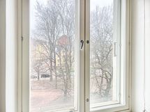 Ikkunasta on näkymät Harjutorin suuntaan.