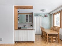 Paljeoven takana on kodinhoitotila, josta kulku kylpyhuoneeseen/saunaan ja takapihalle.