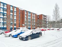 Taloyhtiön edessä on tilava parkkipaikka.