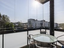 Alakerran lasitettu parveke