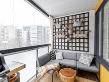 Suuren lasitetun parvekkeen ilmansuunta on etelään.