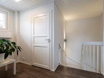 Yläkerran aulasta on kulku kolmeen makuuhuoneeseen ja wc:hen