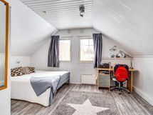 3 makuuhuone sijaitsee 2.krs.