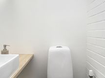 Yläkerran erillinen wc