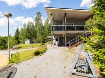 Upea parveketerassi, jolta oma kulku myös pihalle