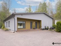 Asunnon edessä on kaksi autopaikkaa, jotka kuuluvat kyseiselle huoneistolle.