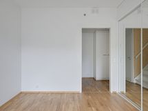 Makuuhuoneen liukuovikaapistossa on runsaasti säilytystilaa