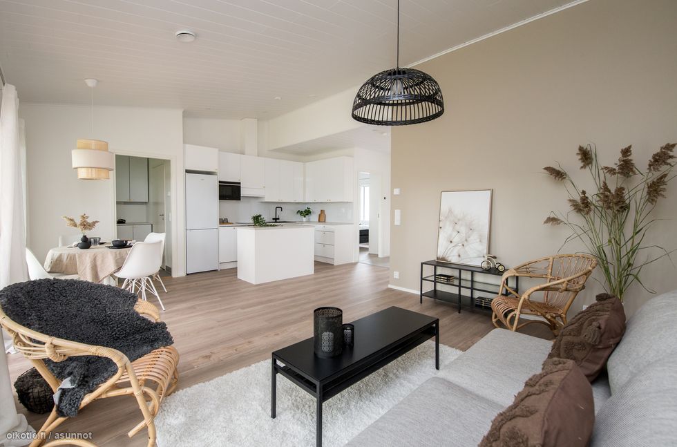 Referenssikuvia rakennuttajan jo valmistuneista kodeista.