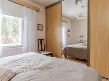 makuuhuoneessa käytännöllinen vaatekaapisto