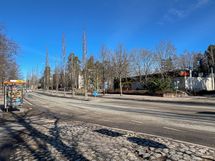 Lähikauppa Alepa palvelee vieressä ja bussilinja kulkee matinkyläntiellä.