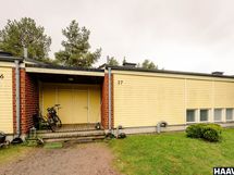 Pääsisäänkäynti yläkertaan