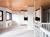 Yläkerran valoisa olohuone ja keittiö