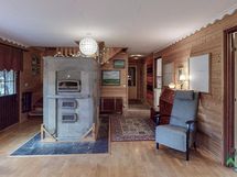 Ulko-ovesta pääset katetulle terassille.