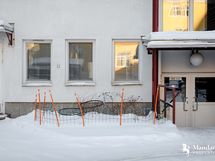 Sisäpiha käytävän ovi.