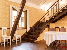 Portaat juhlasalin parvelle