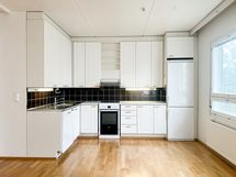 Avokeittiössä on mukavasti säilytystilaa sekä astianpesukone valmiina.