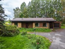 Hyväkuntoinen konesumakatto ja tiiliulkoverhous ovat huolettomia.