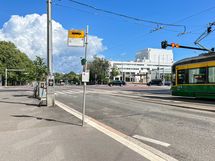 Liikenneyhteydet erinomaiset niin bussilla, ratikalla kuin vaikka kaupunkipyörälläkin.