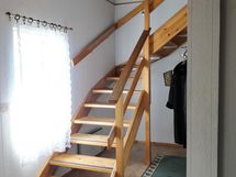 Eteisestä portaat yläkertaan.