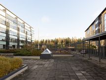 Taloyhtiön pihaa, eri vuodenaika kuvia