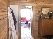 Makuuhuoneesta olohuoneeseen päin