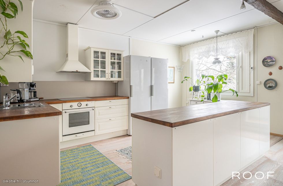 Avaran perheasunnon keittiö on varustettu työskentely- ja säilytystilaa tuovalla saarekkeella.