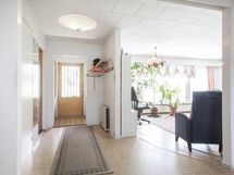 Eteisen vasemmalla puolella makuuhuoneet, oikealla olohuone