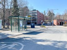 Lähin bussi pysäkki on muutaman minuutin kävelymatkan päässä!