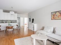 Asunnossa on kauttaaltaan kaunis parkettilattia.