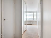 Eteisestä huoneeseen