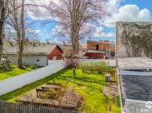 taloyhtiön suojaisa mukava sisäpiha / bolagets skyddade trevliga innergård.