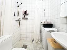 Kylpyhuoneeseen mahtuu pyykinpesukone.