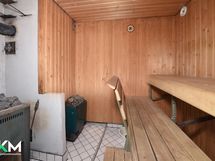 Sauna puu- ja sähkökiukaalla