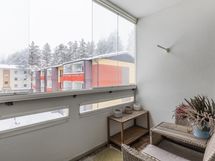 Lasitettu parveke on sisäpihan suuntaan.