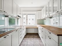 Keittiössä tammi-kaapistot