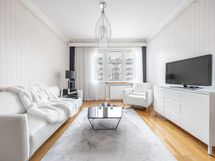 Hyväkuntoisen kodin keskipiste on ilmava ja valoisa olohuone, jossa on reilusti ikkunapinta-alaa.