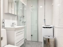 Kaunis ja laadukkaasti remontoitu kylpyhuone on varustettu lattialämmityksellä.