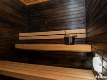 Sauna on tumma ja tunnelmallinen