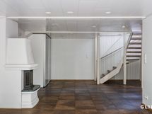 Suuremman huoneiston alakerrasta