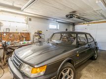 Autotalli kellarikerroksessa