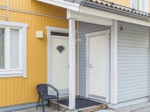 Sisäänkäynnin yhteydessä huoneistokohtainen varastotila (kylmä, eristetty, ei lämmitintä).