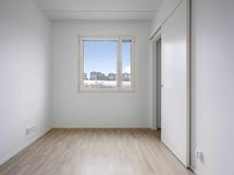 Valokuva asunnosta A 05 - makuuhuone 3, jonka yhteydessä on myös pieni vaatehuone.