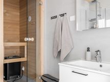 Yläkerran kylpyhuone