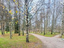 Puistoja on monipuolisesti, hyvät ulkoilureitit ovat myös meren ääressä