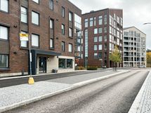 Linja-autopysäkki Linda Tannerin kuja 2 edessä. Talon alakerrassa italialainen ravintola myös.