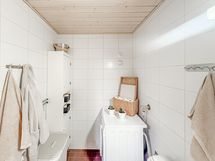 Taloyhtiöstä löytyy myös saunatilat sekä kuivaushuone asukkaiden käyttöön.