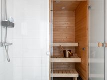 Tilava kylpyhuone. ja sauna